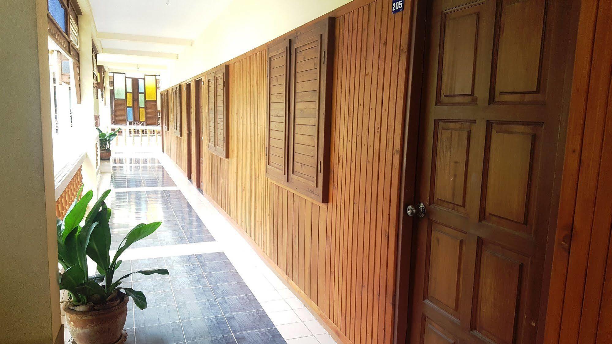 Rattana Guesthouse & Bungalow Чавенг Бийч Екстериор снимка
