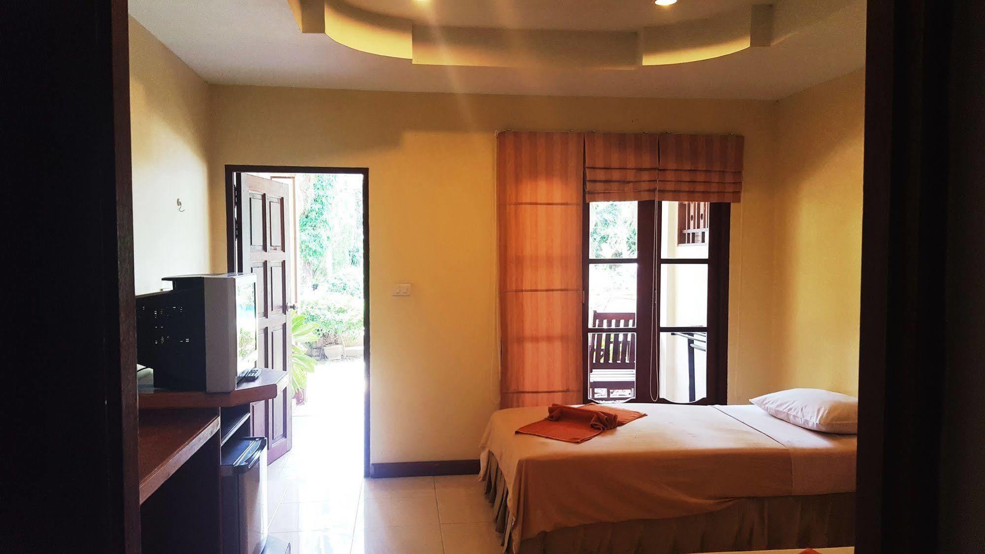 Rattana Guesthouse & Bungalow Чавенг Бийч Екстериор снимка